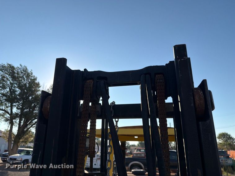image for item EU5902 2001 Hyster H60XM forklift
