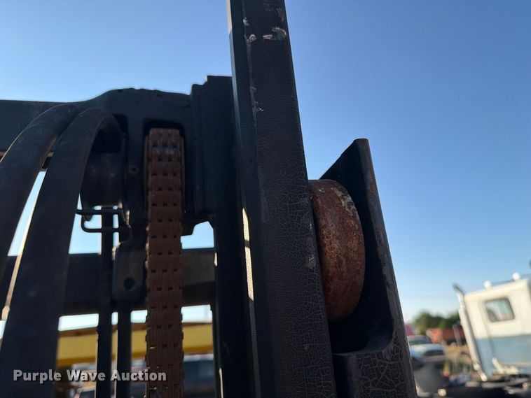 image for item EU5902 2001 Hyster H60XM forklift