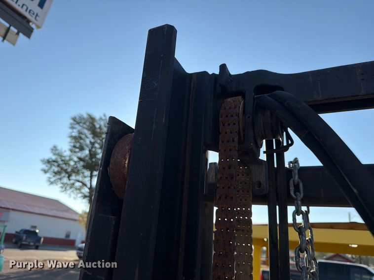 image for item EU5902 2001 Hyster H60XM forklift
