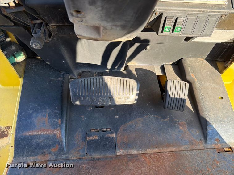 image for item EU5902 2001 Hyster H60XM forklift