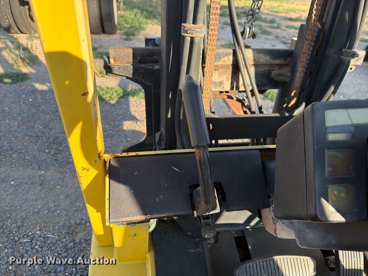 image for item EU5902 2001 Hyster H60XM forklift