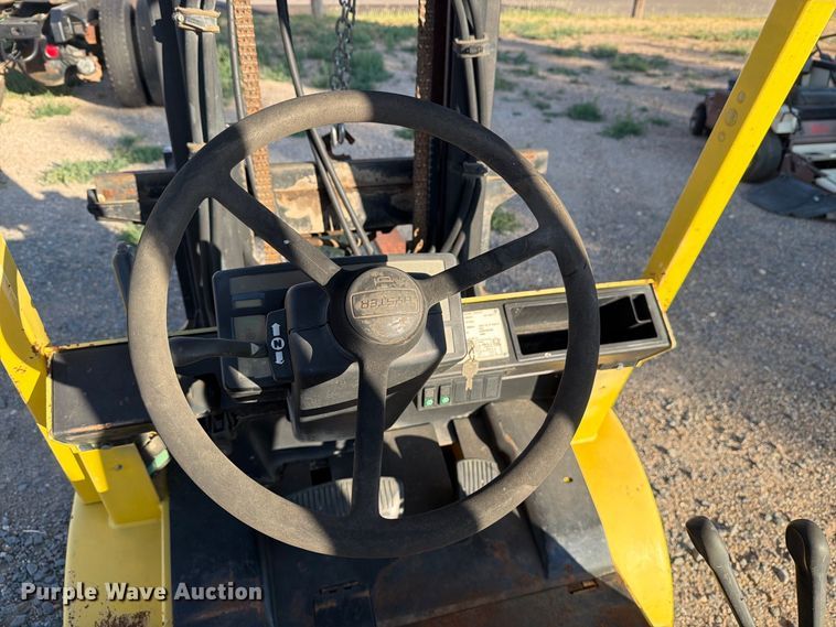 image for item EU5902 2001 Hyster H60XM forklift