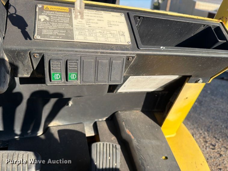 image for item EU5902 2001 Hyster H60XM forklift