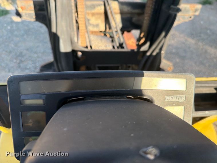 image for item EU5902 2001 Hyster H60XM forklift