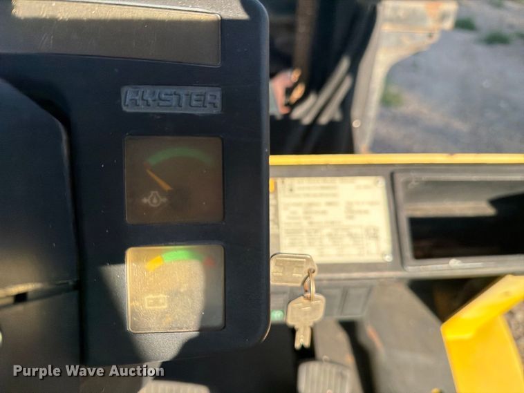 image for item EU5902 2001 Hyster H60XM forklift