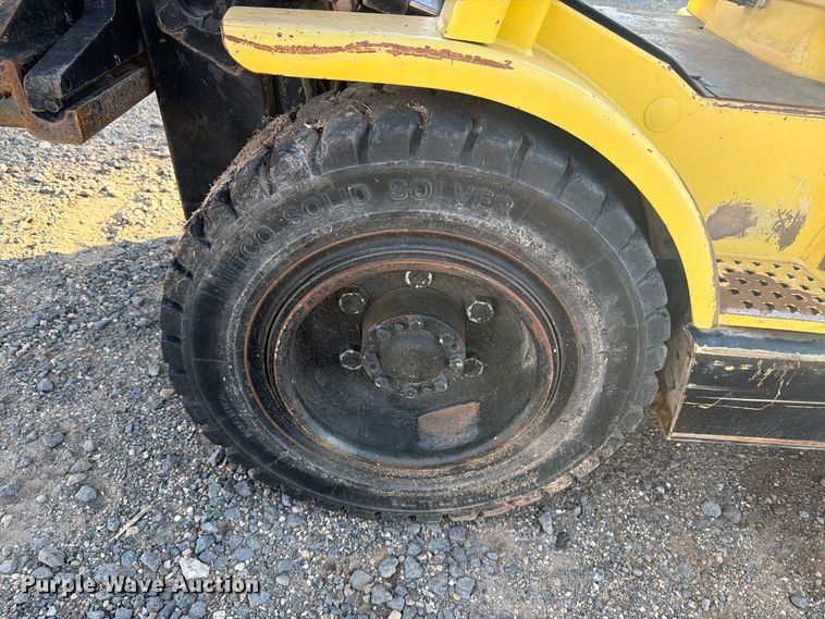 image for item EU5902 2001 Hyster H60XM forklift