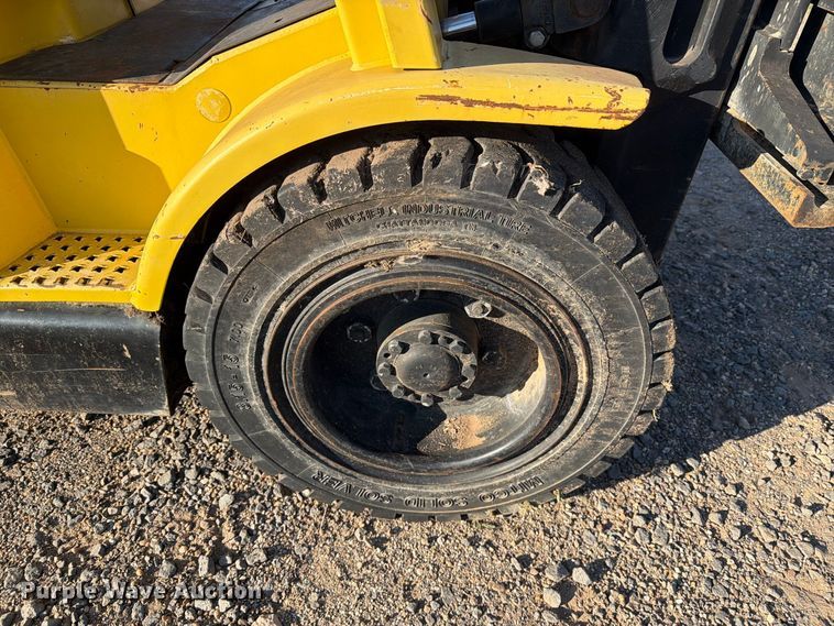 image for item EU5902 2001 Hyster H60XM forklift