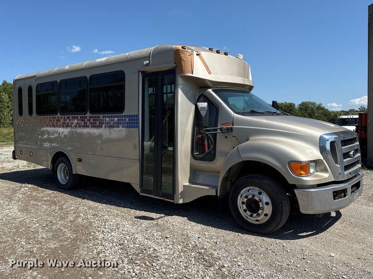 image for item EV6193 2010 Ford F650 Super Duty shuttle bus