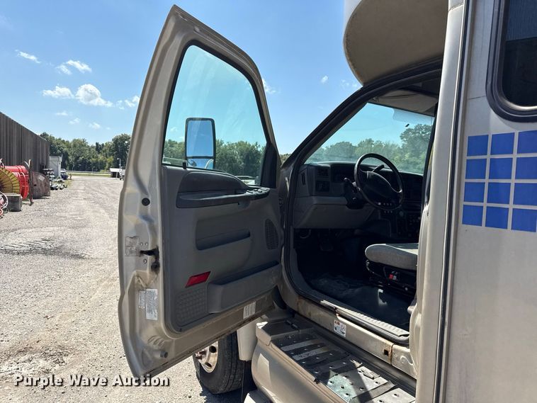 image for item EV6193 2010 Ford F650 Super Duty shuttle bus