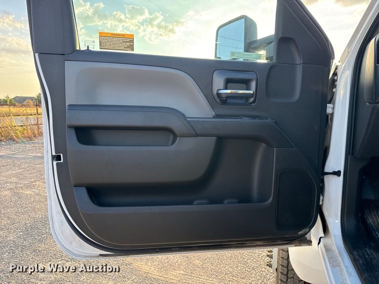 image for item EW8705 2023 Chevrolet Silverado 5500HD truck cab and chassis