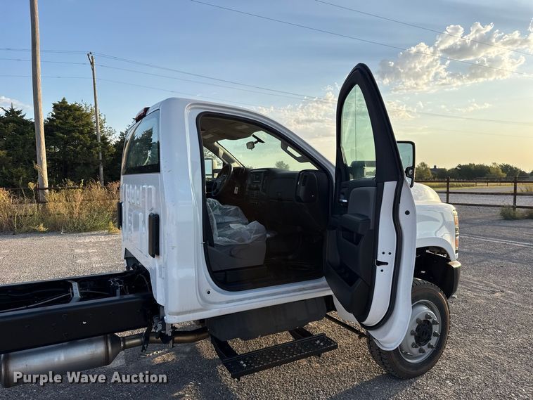 image for item EW8705 2023 Chevrolet Silverado 5500HD truck cab and chassis