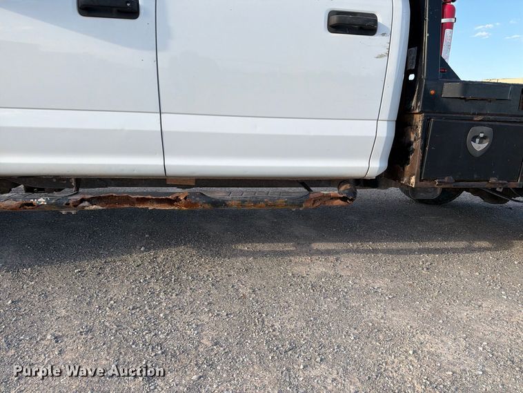 image for item EW8706 2017 Ford F250 Super Duty Crew Cab flatbed pickup truck