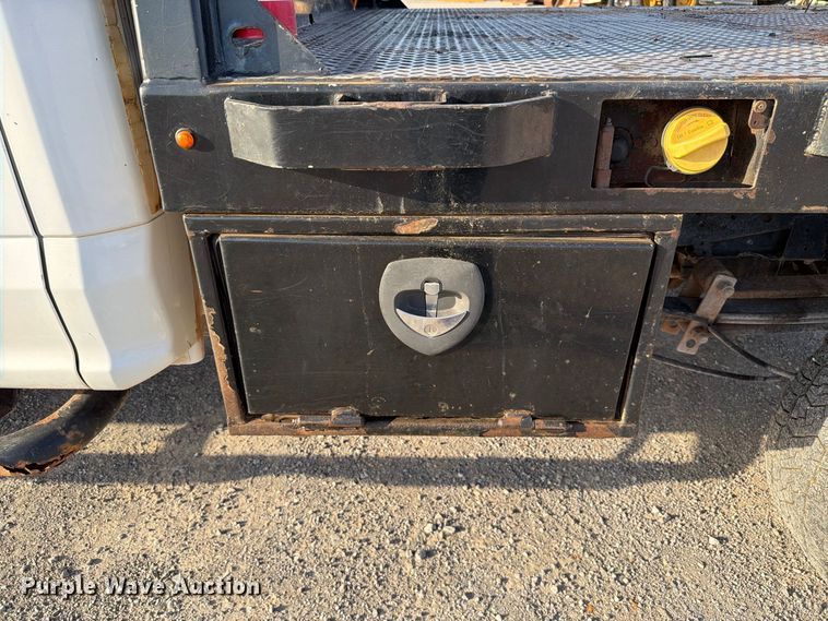 image for item EW8706 2017 Ford F250 Super Duty Crew Cab flatbed pickup truck