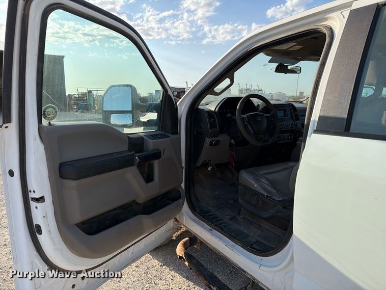 image for item EW8706 2017 Ford F250 Super Duty Crew Cab flatbed pickup truck