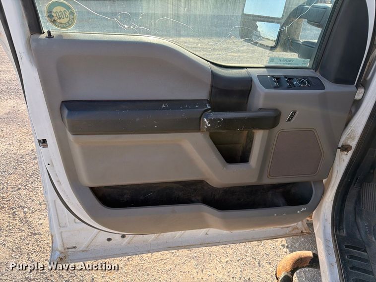 image for item EW8706 2017 Ford F250 Super Duty Crew Cab flatbed pickup truck
