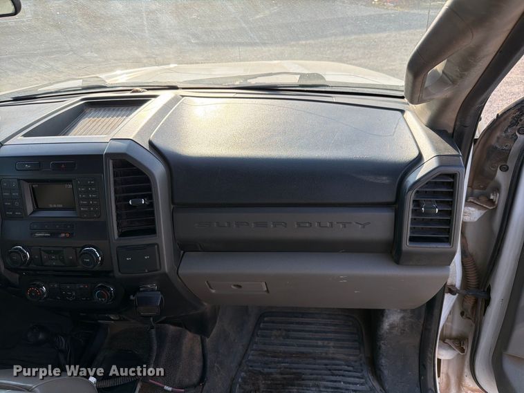 image for item EW8706 2017 Ford F250 Super Duty Crew Cab flatbed pickup truck