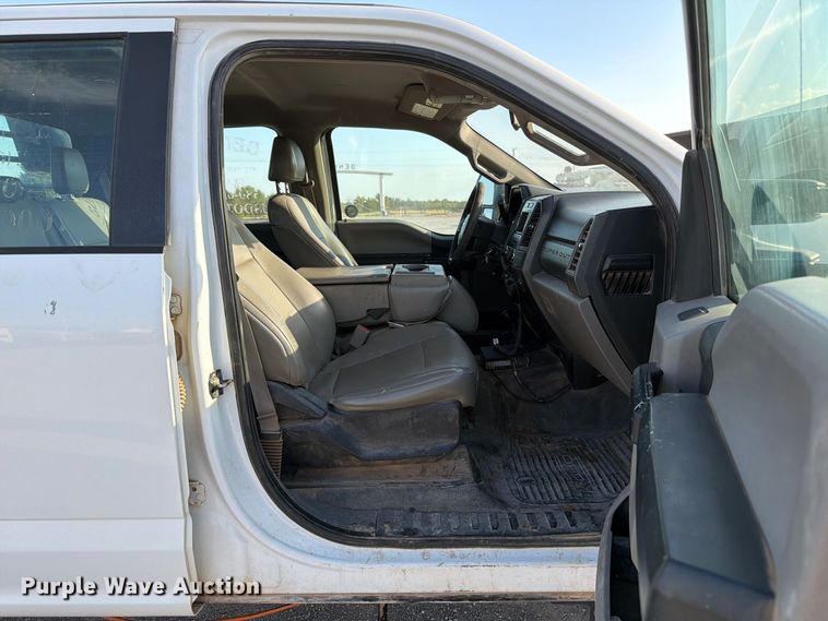 image for item EW8706 2017 Ford F250 Super Duty Crew Cab flatbed pickup truck