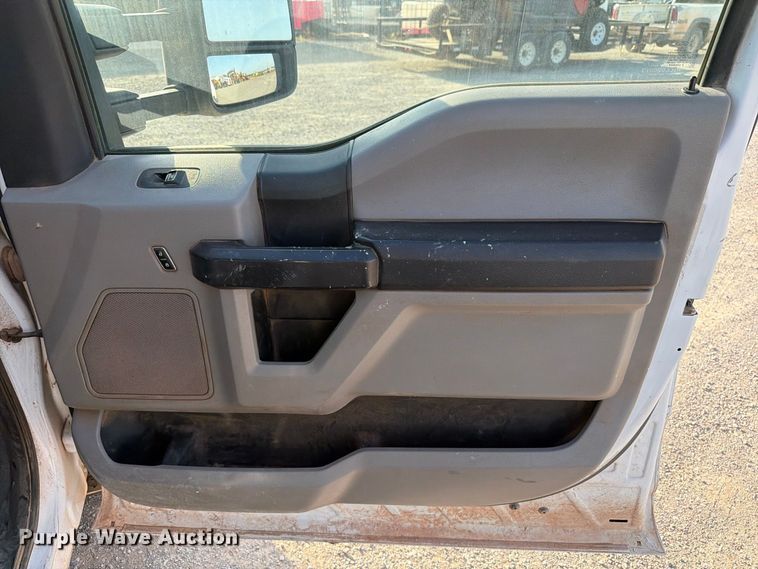image for item EW8706 2017 Ford F250 Super Duty Crew Cab flatbed pickup truck
