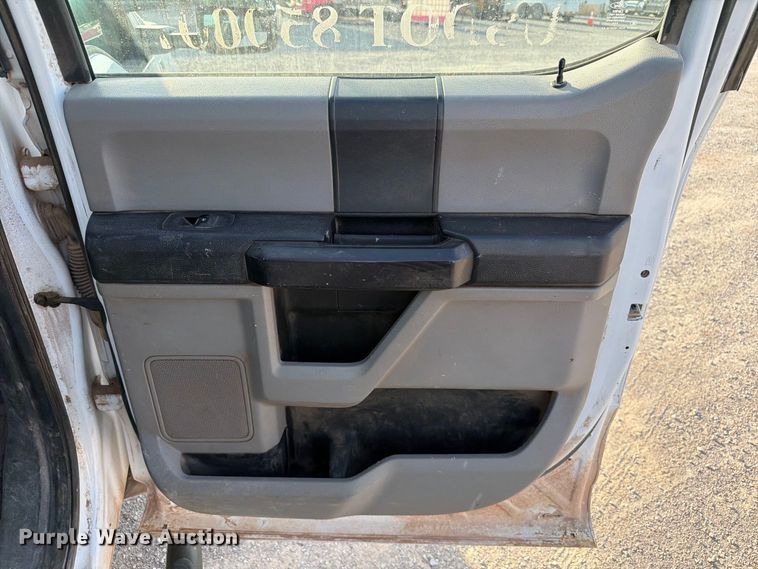 image for item EW8706 2017 Ford F250 Super Duty Crew Cab flatbed pickup truck