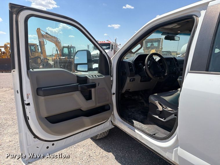 image for item EW8708 2019 Ford F250 Super Duty Crew Cab flatbed pickup truck