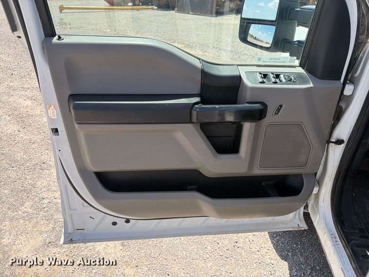 image for item EW8708 2019 Ford F250 Super Duty Crew Cab flatbed pickup truck