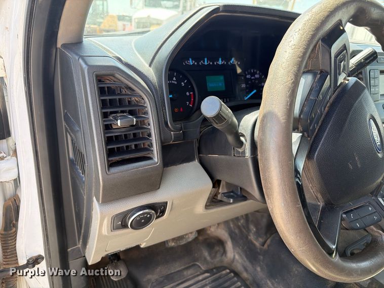 image for item EW8708 2019 Ford F250 Super Duty Crew Cab flatbed pickup truck