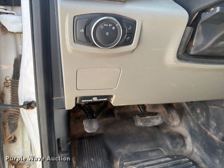 image for item EW8708 2019 Ford F250 Super Duty Crew Cab flatbed pickup truck