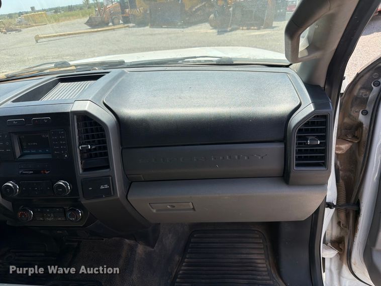 image for item EW8708 2019 Ford F250 Super Duty Crew Cab flatbed pickup truck