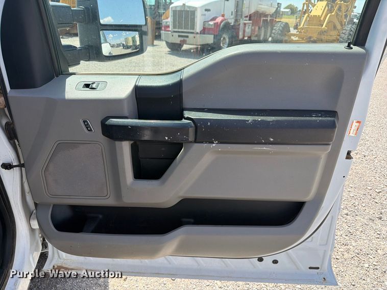 image for item EW8708 2019 Ford F250 Super Duty Crew Cab flatbed pickup truck