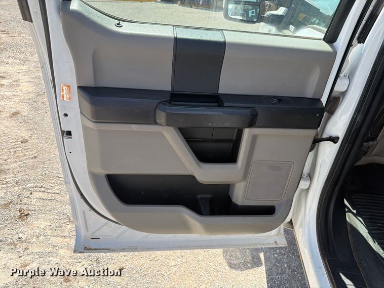 image for item EW8708 2019 Ford F250 Super Duty Crew Cab flatbed pickup truck