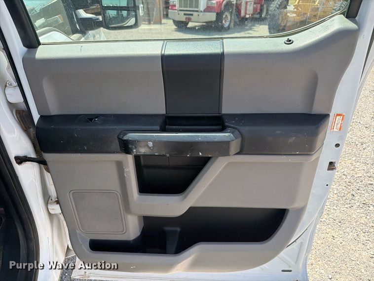 image for item EW8708 2019 Ford F250 Super Duty Crew Cab flatbed pickup truck