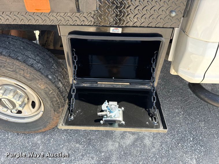 image for item EW8710 2017 Ford F250 Super Duty Crew Cab flatbed pickup truck