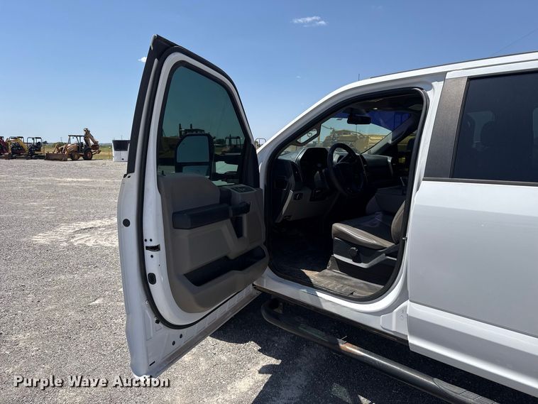 image for item EW8710 2017 Ford F250 Super Duty Crew Cab flatbed pickup truck