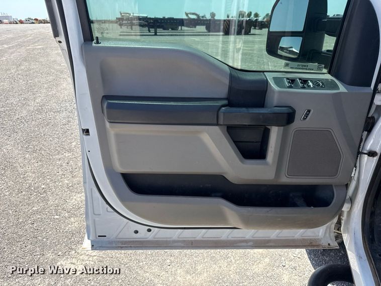 image for item EW8710 2017 Ford F250 Super Duty Crew Cab flatbed pickup truck