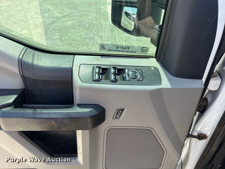 image for item EW8710 2017 Ford F250 Super Duty Crew Cab flatbed pickup truck