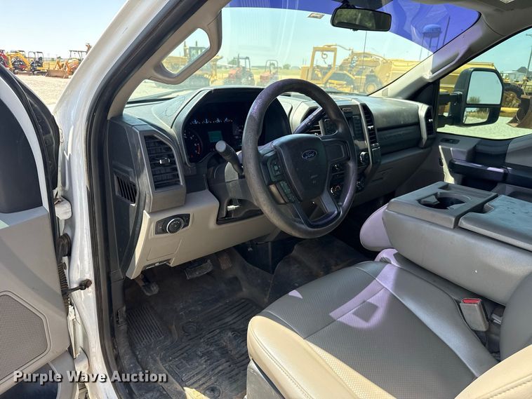 image for item EW8710 2017 Ford F250 Super Duty Crew Cab flatbed pickup truck