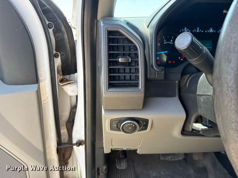 image for item EW8710 2017 Ford F250 Super Duty Crew Cab flatbed pickup truck