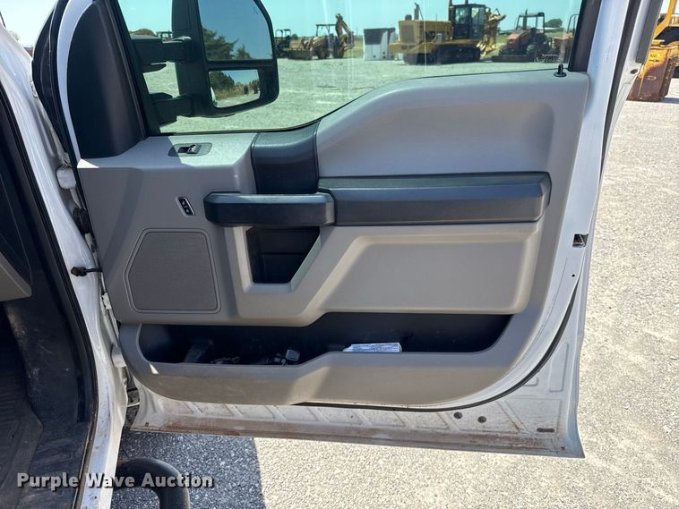 image for item EW8710 2017 Ford F250 Super Duty Crew Cab flatbed pickup truck