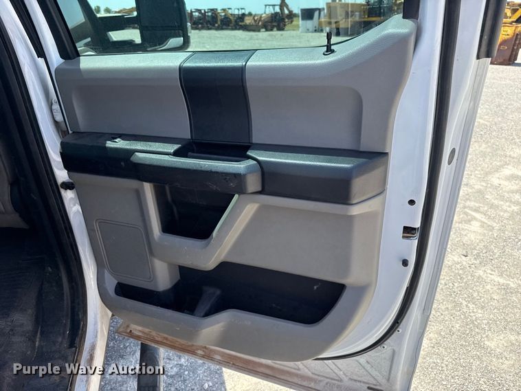image for item EW8710 2017 Ford F250 Super Duty Crew Cab flatbed pickup truck