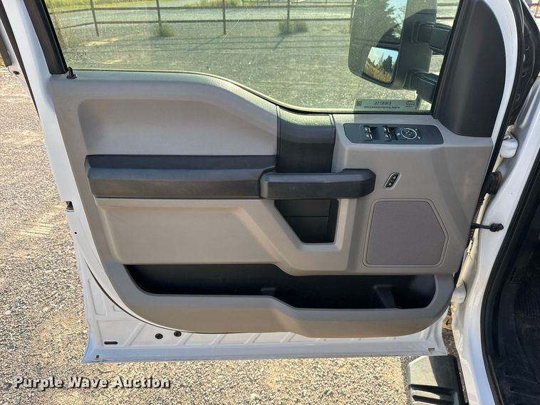image for item EW8715 2019 Ford F250 Super Duty Crew Cab flatbed pickup truck