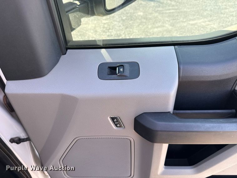 image for item EW8715 2019 Ford F250 Super Duty Crew Cab flatbed pickup truck