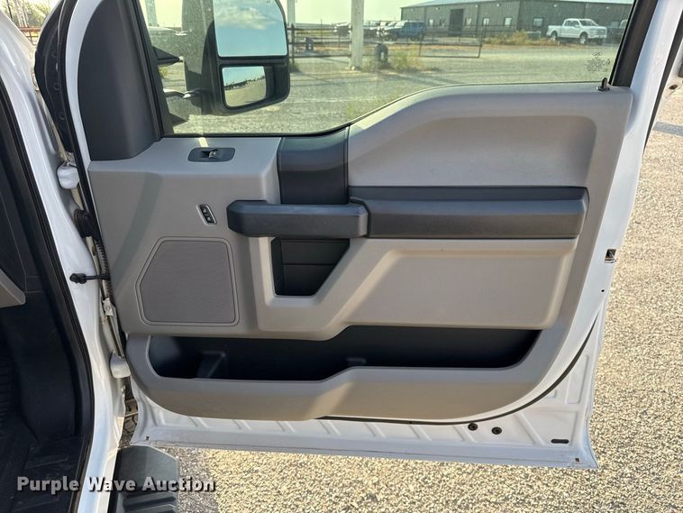 image for item EW8715 2019 Ford F250 Super Duty Crew Cab flatbed pickup truck