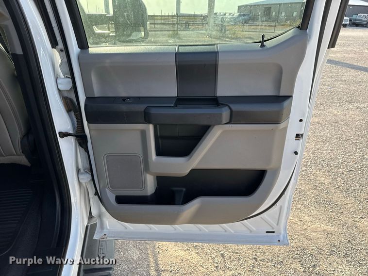 image for item EW8715 2019 Ford F250 Super Duty Crew Cab flatbed pickup truck