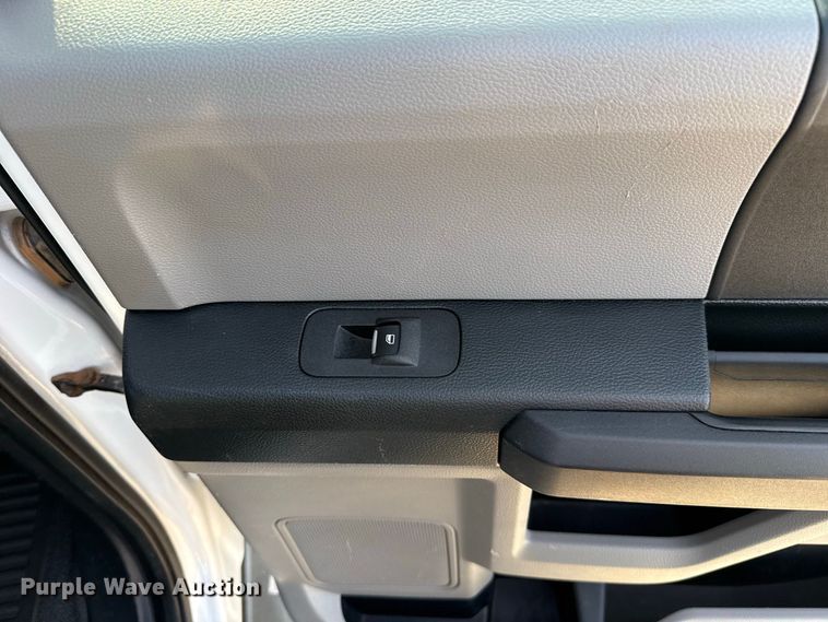 image for item EW8715 2019 Ford F250 Super Duty Crew Cab flatbed pickup truck