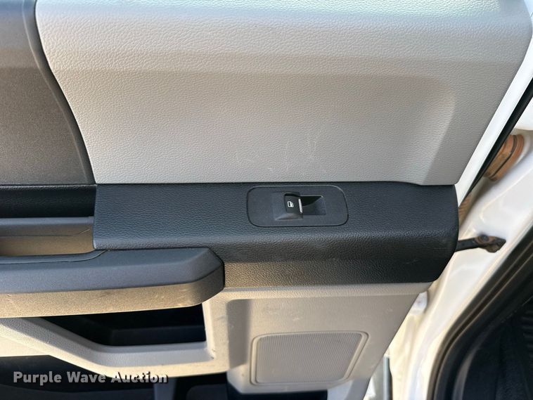 image for item EW8715 2019 Ford F250 Super Duty Crew Cab flatbed pickup truck