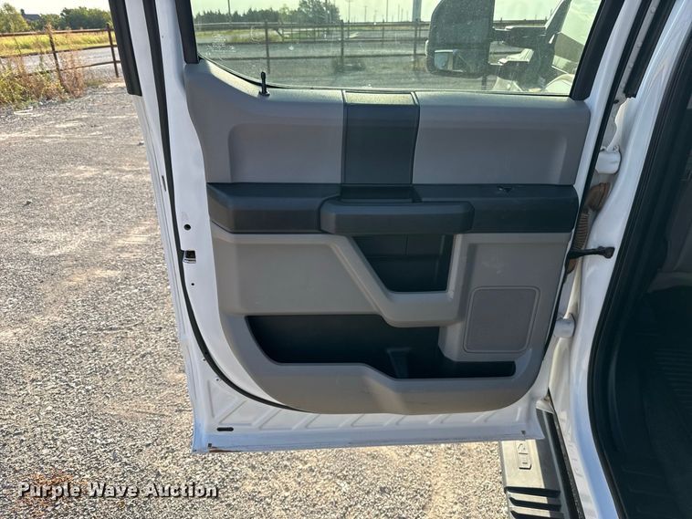 image for item EW8715 2019 Ford F250 Super Duty Crew Cab flatbed pickup truck