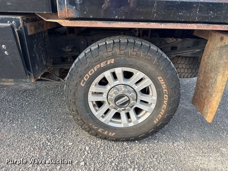 image for item EW8715 2019 Ford F250 Super Duty Crew Cab flatbed pickup truck