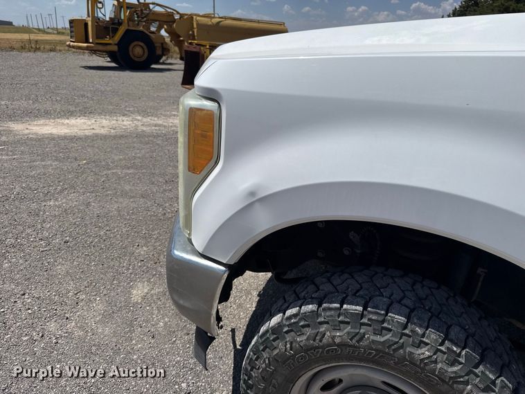 image for item EW8722 2017 Ford F250 Super Duty Crew Cab flatbed pickup truck
