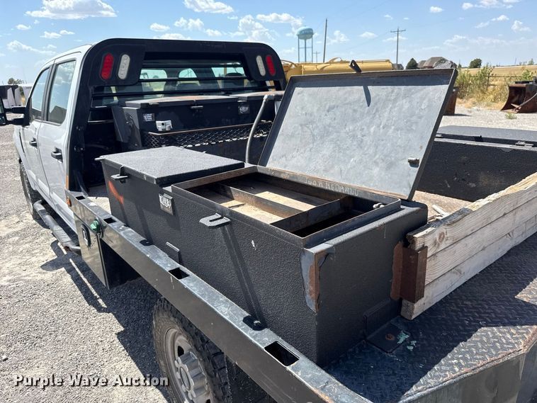 image for item EW8722 2017 Ford F250 Super Duty Crew Cab flatbed pickup truck