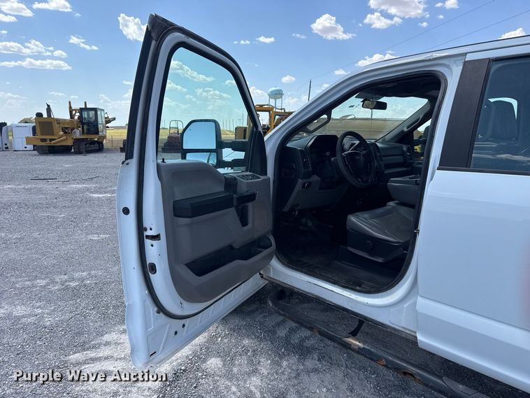 image for item EW8722 2017 Ford F250 Super Duty Crew Cab flatbed pickup truck